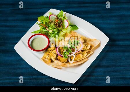 Delizioso kebab di pollo disossato su spiedino servito su pane pita arabo Foto Stock