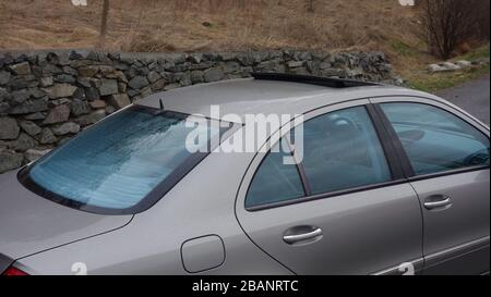 Berlina nera smaltata - tettuccio apribile padiglione W211 scorrevole, interno in pelle beige, vernice metallizzata, vista aerea, Foto Stock