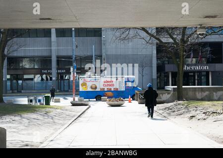 Un camion chiuso di fast food nel centro di Toronto in mezzo alla pandemia di coronavirus. Foto Stock