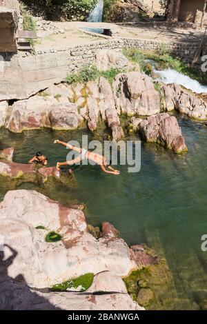 Ragazzo che cena al fiume, Derbent o Derbend, Surxondaryo Regione, Uzbekistan, Asia centrale, Asia Foto Stock