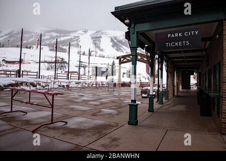 Park City, Utah, Stati Uniti, 28 marzo 2020. Una città fantasma ancora una volta! La famosa stazione sciistica di Park City e Park City è abbattita da Covid-19 Pandemic. Foto Stock