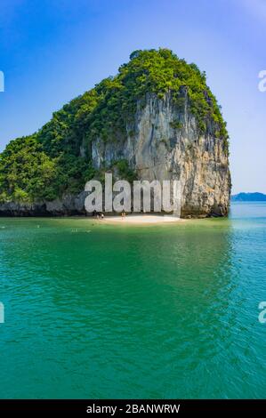 Bellissimo Panorama Di Halong Bay, Vietnam, Sud-Est Asiatico. La gente si rilassa su un'isola disabitata Foto Stock