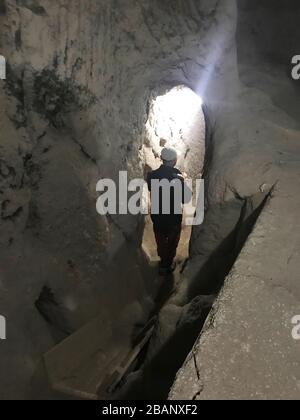 Passeggiata turistica alla Grotta del Monastero sotterraneo di Gumusler a Nigde, Turchia. Foto Stock