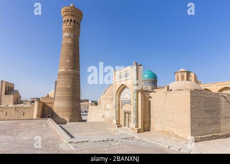 Il minareto di Kalon, e Madrasa Mir-i Arab, o Mir Arab Madrasa, Bukhara, Buchara, Uzbekistan, Asia centrale, Asia Foto Stock