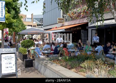 Numerosi caffe' offrono pasti all'aperto lungo il Thames Riverside Quay a Kingston upon Thames, Inghilterra. Foto Stock