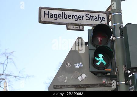 Il famoso Ampelmann al semaforo di Berlino Foto Stock