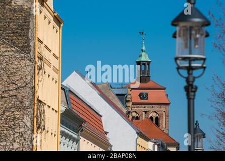 Luckenwalde, Germania. 24 Marzo 2020. Negozi ed edifici residenziali nella zona pedonale o nella via dello shopping Breite Straße. Sullo sfondo sorge la torre della Marktkirche. Credit: Soeren Stache/dpa-Zentralbild/ZB/dpa/Alamy Live News Foto Stock