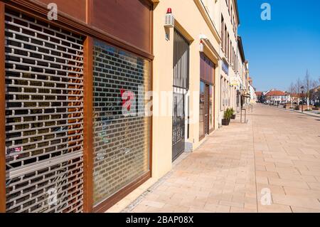 Luckenwalde, Germania. 24 Marzo 2020. Grigliate chiuse presso la vetrina per un negozio nella zona pedonale o via dello shopping Breite Straße. Credit: Soeren Stache/dpa-Zentralbild/ZB/dpa/Alamy Live News Foto Stock