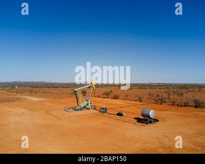 Aereo di un asino pompando olio da riserve sotterranee sui Noccundra Oil Fields in Outback Queensland occidentale Australia Foto Stock