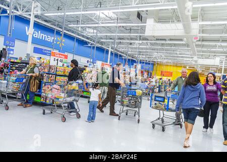 Miami Florida,Walmart,shopping shopper shopping shopping negozi mercati di mercato di mercato di acquisto di vendita, negozi al dettaglio negozi business business business, uomini, donne Foto Stock