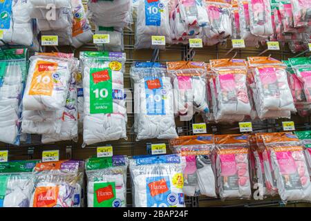 Miami Florida,Walmart Big-Box,prodotti al dettaglio,vendita vetrina,merchandising,packaging,marche,calzini,Hanes,shopping shopper shopping shop negozi mercato m Foto Stock