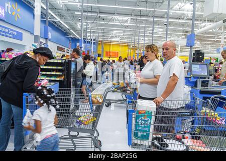 Miami Florida,Walmart Big-Box,shopping shopper shopping shopper negozi mercati di mercato di mercato di acquisto di vendita, negozi al dettaglio negozi business business, m Foto Stock