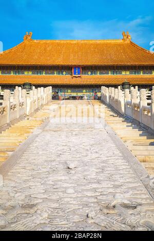 Pechino, Cina - 9 2020 gennaio: Drago e nuvole incise sulla scala principale di Taihedian (Sala dell'armonia Suprema) nella Città Proibita Foto Stock