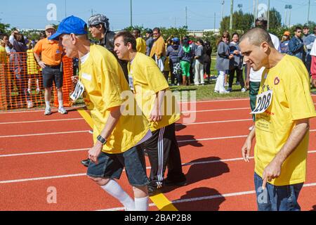 Miami Florida,Liberty City,Stadio Traz Powell,Olimpiadi speciali,bisogni,pista e campo disabili mentali esigenze speciali,sfidato,uomo male Foto Stock