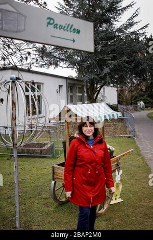 Berlino, Germania. 17 Marzo 2020. Yasmin Mosler-Kolle, direttore della August-Heyn-Gartenarbeitsschule, è in piedi sul terreno scolastico. La più antica scuola di giardinaggio di Berlino esiste da 100 anni. Porta la natura più vicina a circa 30,000 bambini ogni anno. (A 'scuole di giardinaggio: Un pezzo di natura per i bambini della città') Credit: Carsten Koall/dpa/Alamy Live News Foto Stock