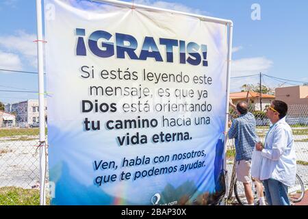 Miami Florida,Little Havana,Calle Ocho Street Festival,celebrazione ispanica,banner,segno,religione,religiosa,messaggio,lingua spagnola,bilingue,FL110313 Foto Stock