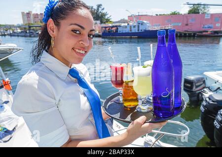 Miami Florida, Casablanca Seafood Bar & Grill, ristorante ristoranti, ristoranti, ristoranti, caffè, ispanico etnico donna donne, cameriera server dipendente Foto Stock