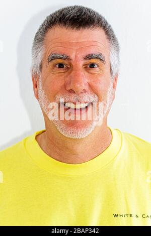 Miami Beach Florida, uomo di 60 anni uomo maschio adulto modello rilasciato passaporto foto testa colpo graffio capelli graying breve barba bianca baffi sorriso sorridente Foto Stock