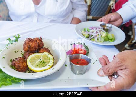 Miami Florida, Casablanca Seafood Bar and & Grill, ristorante ristoranti cibo mangiare fuori caffè caffè caffè bistro, camerieri server server e Foto Stock