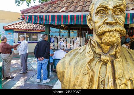 Miami Florida,Little Havana,Calle Ocho,Maximo Gomez Dominos Park,uomo ispanico uomini maschio adulti,cubano,gioco,giocare,busto d'oro,FL110331034 Foto Stock