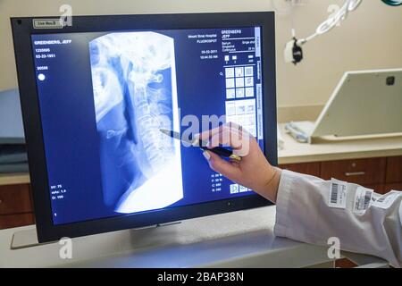 Miami Beach Florida, Mount Mt. Sinai Medical Center, ospedale, assistenza sanitaria, test di deglutizione di bario liquido, raggi X, monitor per computer, puntamento, midollo spinale, FL110331 Foto Stock