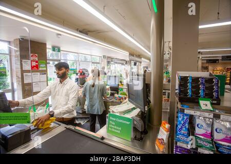 Woolworths supermercati sta installando l'installazione di schermi di protezione a checkout a livello nazionale per proteggere il suo personale dal Coronavirus. Foto Stock