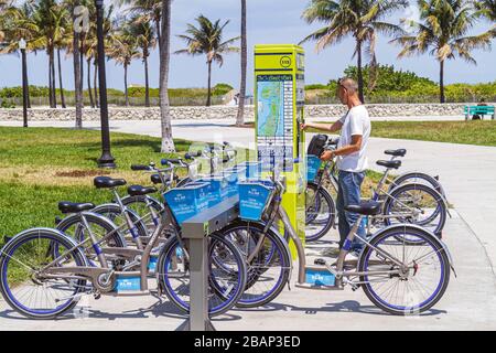 Miami Beach Florida, Lummus Park, DecoBike Citi Bike CitiBike, noleggio, noleggio, bicicletta, bicicletta, equitazione, ciclismo, rider, stand, stazione, uomo uomini maschio adulto annuncio Foto Stock