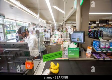 Woolworths supermercati sta installando l'installazione di schermi di protezione a checkout a livello nazionale per proteggere il suo personale dal Coronavirus. Foto Stock