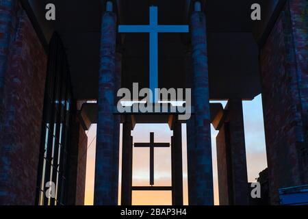 Attraversa la moderna cattedrale di Coventry all'alba in primavera. Coventry, West Midlands, Inghilterra Foto Stock