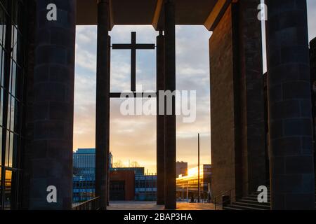 Attraversa la moderna cattedrale di Coventry all'alba in primavera. Coventry, West Midlands, Inghilterra Foto Stock