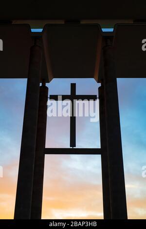 Attraversa la moderna cattedrale di Coventry all'alba in primavera. Coventry, West Midlands, Inghilterra Foto Stock