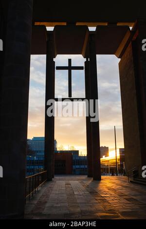 Attraversa la moderna cattedrale di Coventry all'alba in primavera. Coventry, West Midlands, Inghilterra Foto Stock