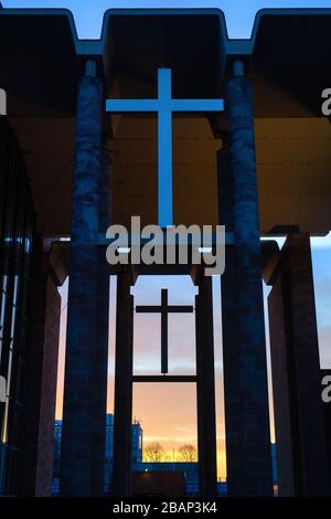 Attraversa la moderna cattedrale di Coventry all'alba in primavera. Coventry, West Midlands, Inghilterra Foto Stock