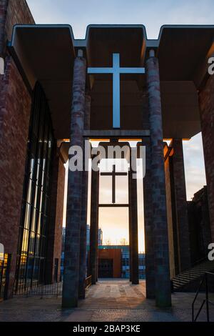 Attraversa la moderna cattedrale di Coventry all'alba in primavera. Coventry, West Midlands, Inghilterra Foto Stock