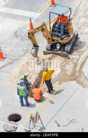 Miami Beach Florida, Ocean Drive, in costruzione nuovo cantiere costruttore, ristrutturazione, riparazione, strada della città, sistema idrico, trattore escavatore, uomo uomini maschio Foto Stock