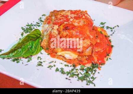 Miami Beach Florida,Fratelli la Bufala,ristorante ristoranti ristorazione caffè caffè,italiano,cibo,interno,lasagne,foglia di basilico,prezzemolo,piatto,dis Foto Stock