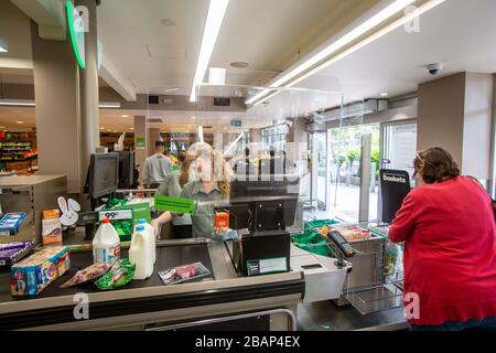 Woolworths supermercati sta installando l'installazione di schermi di protezione a checkout a livello nazionale per proteggere il suo personale dal Coronavirus. Foto Stock