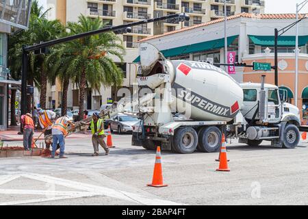 Miami Beach Florida, Ocean Drive, cemento camion, mixer, strada, sotto costruzione nuovo cantiere costruttore, equipaggio, riparazione, ristrutturazione, arancione traffico coni, visita Foto Stock