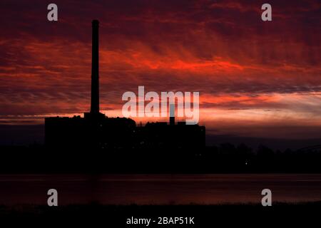 La spettacolare sagoma di una centrale elettrica all'alba Foto Stock