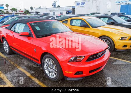 Miami Florida,Metro Ford,concessionario,auto nuove,lotto,rosso,Mustang,convertibile,auto sportiva,adesivo,prezzo,vendita case display,FL110704004 Foto Stock