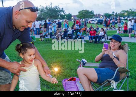 Miami, Florida, Doral, J. Parco di C. Bermudez, quarto 4 luglio Famiglia etnica ispanica famiglie genitori figli figli, donna donne adul adulto Foto Stock