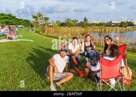 Miami, Florida, Doral, J. Parco di C. Bermudez, quarto 4 luglio famiglie ispaniche genitori figli figli, uomo uomini maschio adulti, donna fema Foto Stock