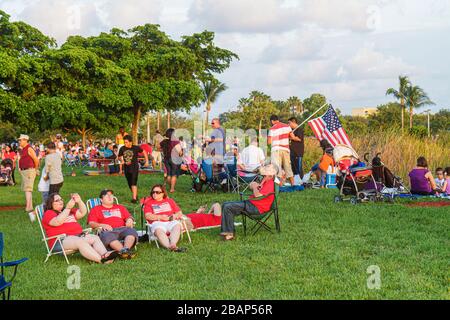 Miami, Florida, Doral, J. Bermudez Park, 4 luglio Ispanico famiglia famiglie genitori bambini bambini, famiglie, bandiera, uomo uomini maschio adulto adu Foto Stock