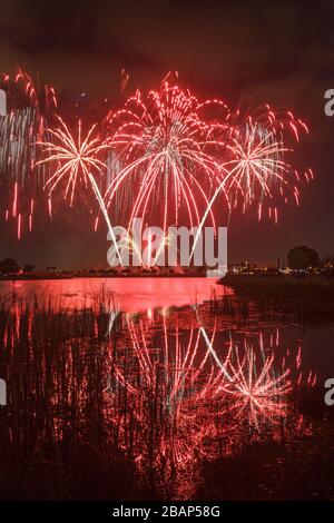 Miami, Florida, Doral, J. C. Bermudez Park, quarto 4 luglio, celebrazione, tradizione, fuochi d'artificio, scoppio, acqua, riflessione, visitatori viaggio tour touri Foto Stock