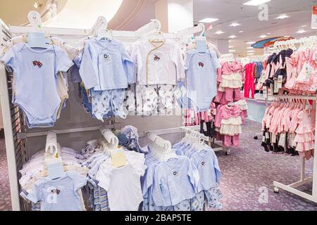 Miami Florida,centro commerciale Dadeland,vendita vetrina,Macy's Department Store,baby bebè bambini,vestiti,abbigliamento,accessori,FL110906033 Foto Stock