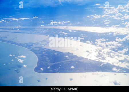 Florida,Cape Canaveral,American Airlines,a bordo,cabina passeggeri,vista finestra,vista aerea dall'alto,35,000 piedi,Atlantic Ocean Water Banana Foto Stock