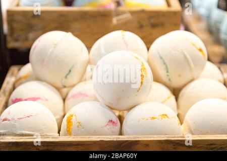 Bombe da bagno multicolore luminose in un cesto., Foto Stock