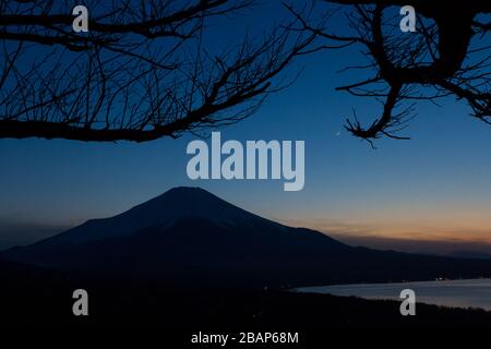 Monte Fuji al crepuscolo sopra il Lago Yamanaka, Yamanashi, Giappone. Foto Stock