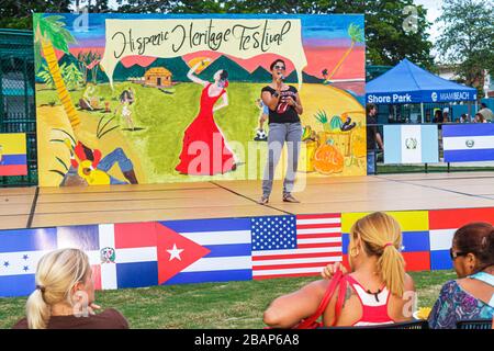 Miami Beach Florida,North Beach,Northshore Park,Ispan Heritage Festival,palcoscenico,cantante,cantare,performer,esibirsi,bandiere latino-americane,pubblico,wom Foto Stock