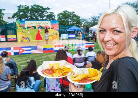 Miami Beach Florida,North Beach,Northshore Park,Hispanic Heritage Festival,donna donna donne adulti cibo,tortilla,burrito,salsa di salsa,sorridente,h Foto Stock